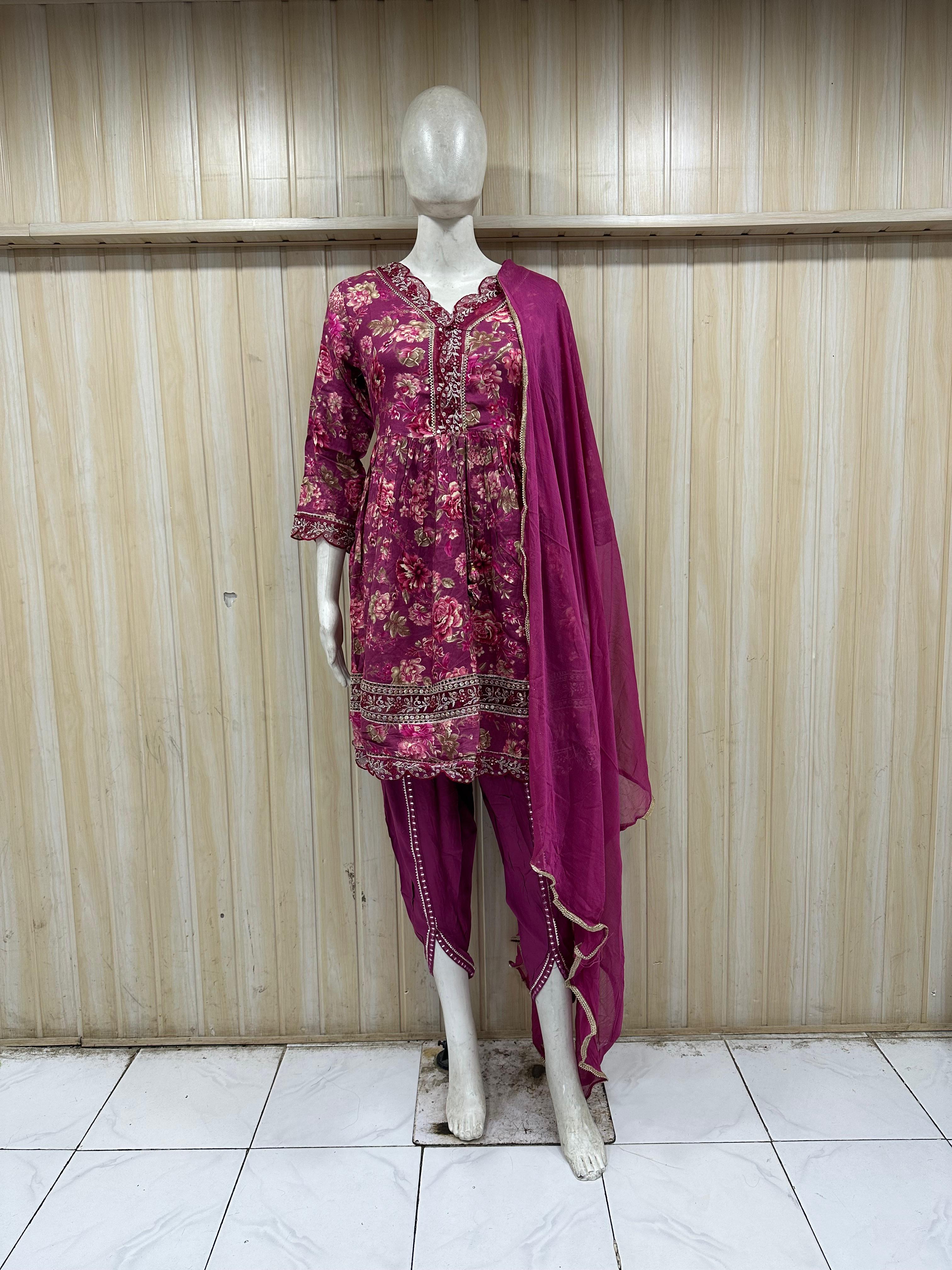 This is a beautiful magenta floral printed kurti set displayed on a mannequin, featuring:  Elegant floral print in gold and beige tones 🌸