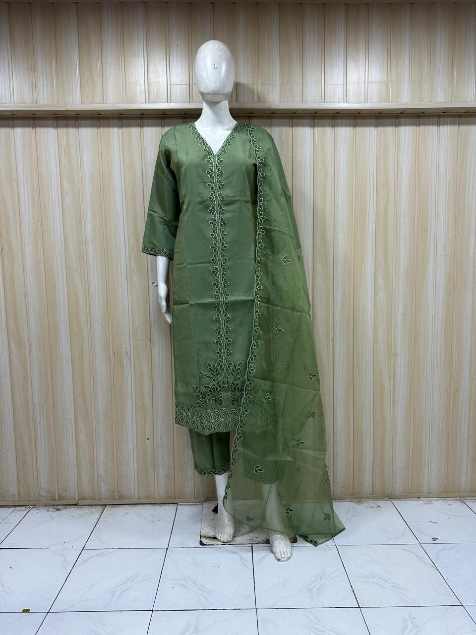 httMannequin wearing a magenta traditional outfit with white floral patterns against a stripedps://chatgpt.com/gg/69d765c939388191951a60c29a2dc913#:~:text=Elegant%20magenta%20traditional%