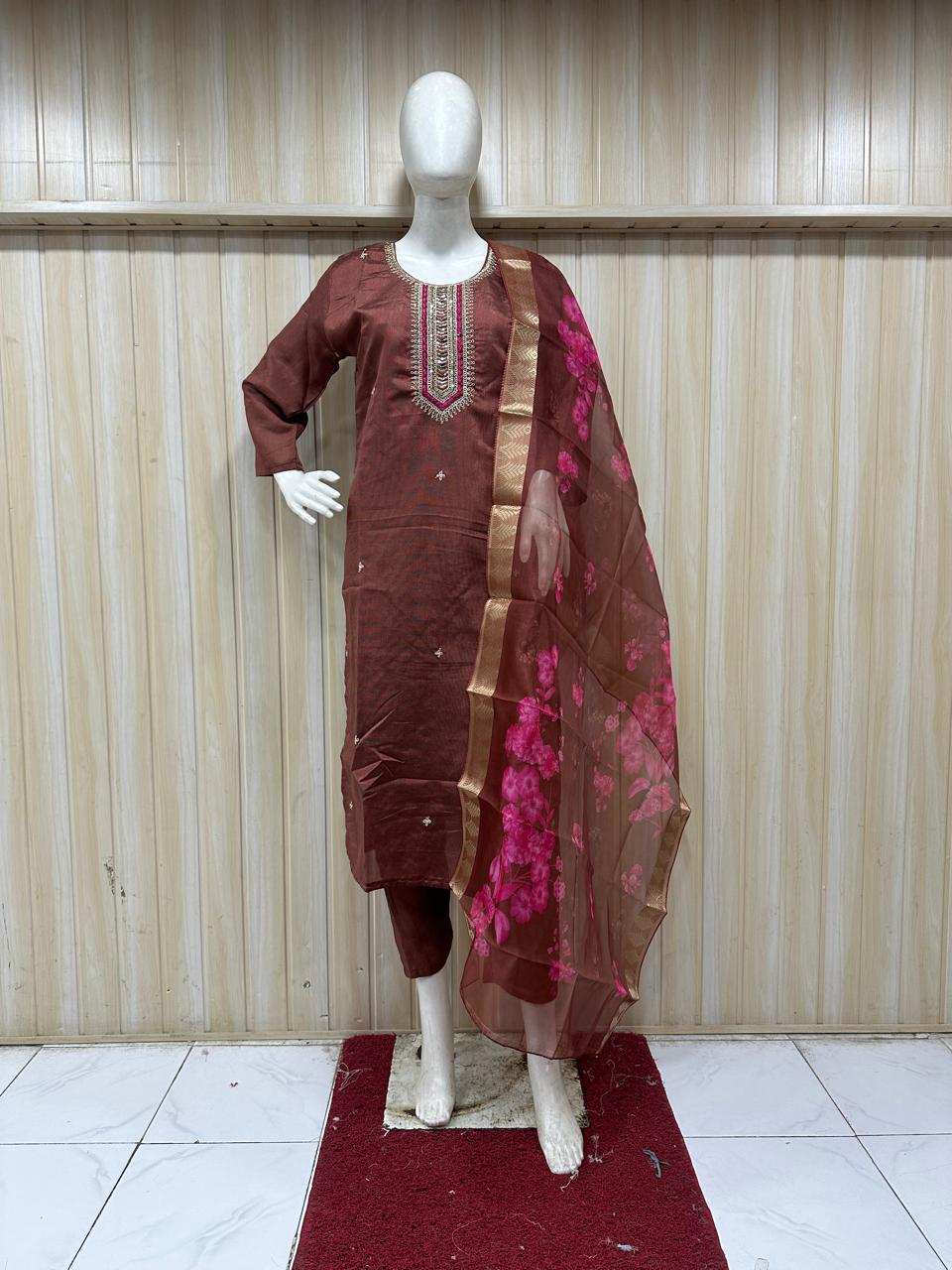 Here’s a high-quality image generation prompt based on your second kurti image: