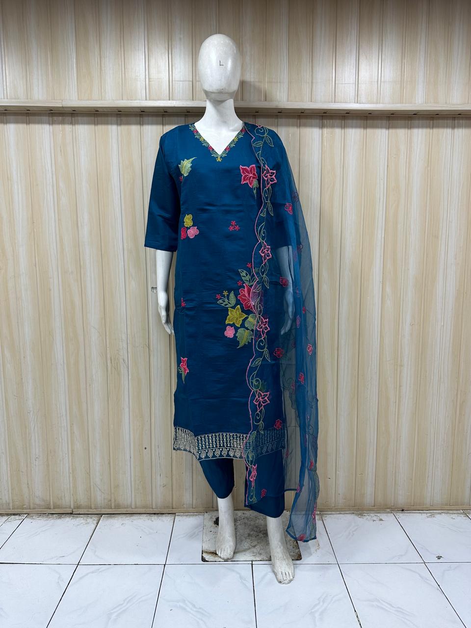 This one 🔥 is a premium teal/peacock blue kurti set with soft embroidery & elegant dupatta styling — perfect for high-end catalog
