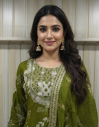 This green kurti has a rich ethnic vibe—perfect for a premium Indian photoshoot look. Here’s a high-quality, ready-to-use AI prompt tailored for this exact outfit: